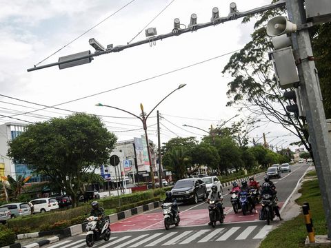 Pengendara berhenti mengikuti isyarat lampu lalu lintas di kawasan yang terdapat kamera pengawas atau Closed Circuit Television (CCTV) di Jalan Tjilik Riwut, Palangkaraya, Kalimantan Tengah, Jumat (8/4/2022). Direktorat Lalu Lintas Polda Kalimantan Tengah mulai memberlakukan sistem tilang elektronik atau Electronic Traffic Law Enforcement (ETLE) di kota itu guna meningkatkan kesadaran masyarakat terhadap kepatuhan lalu lintas sehingga diharapkan angka pelanggaran menurun. ANTARA FOTO/Makna Zaezar/wsj.