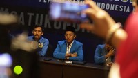 Sekretaris Jenderal DPP KNPI Addin Jauharuddin (tengah) bersama jajaran memberikan keterangan disela acara Kongres XVI Komite Nasional Pemuda Indonesia (KNPI) di Jakarta, Jumat, (8/4/2022).
