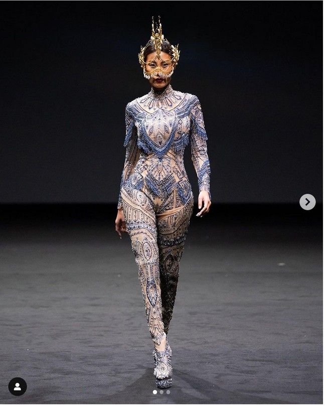 Fashion show Hian Tjen di Arab Fashion Week 2022 berlangsung di Dubai Design Distict, Uni Emirat Arab (UEA) pada Jumat 25/3/2022. Foto: Dok. Instagram @hiantjen.