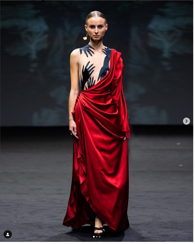 Fashion show Hian Tjen di Arab Fashion Week 2022 berlangsung di Dubai Design Distict, Uni Emirat Arab (UEA) pada Jumat 25/3/2022. Foto: Dok. Instagram @hiantjen.