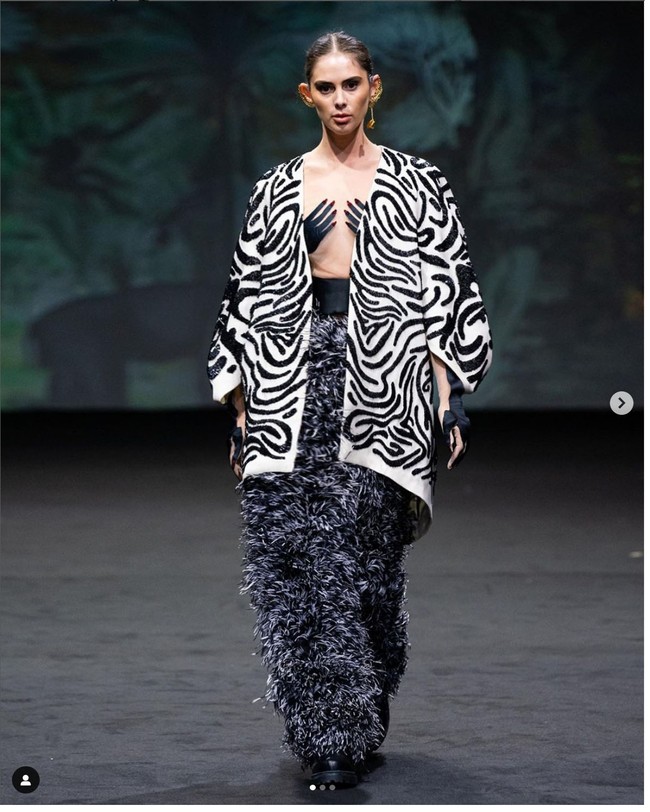 Fashion show Hian Tjen di Arab Fashion Week 2022 berlangsung di Dubai Design Distict, Uni Emirat Arab (UEA) pada Jumat 25/3/2022. Foto: Dok. Instagram @hiantjen.