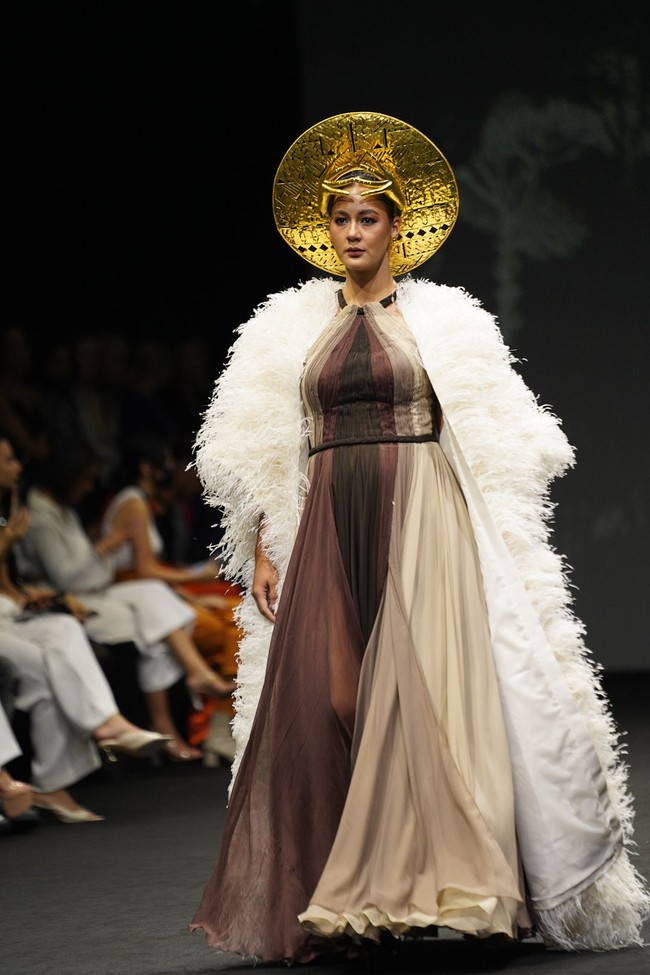 Fashion show Hian Tjen di Arab Fashion Week 2022 berlangsung di Dubai Design Distict, Uni Emirat Arab (UEA) pada Jumat 25/3/2022. Paula Verhoeven comeback sebagai model untuk memamerkan koleksi Hian Tjen. Foto: Dok. Instagram @hiantjen.