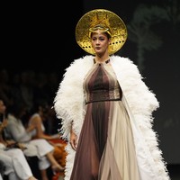 Fashion show Hian Tjen di Arab Fashion Week 2022 berlangsung di Dubai Design Distict, Uni Emirat Arab (UEA) pada Jumat 25/3/2022. Paula Verhoeven comeback sebagai model untuk memamerkan koleksi Hian Tjen. Foto: Dok. Instagram @hiantjen.