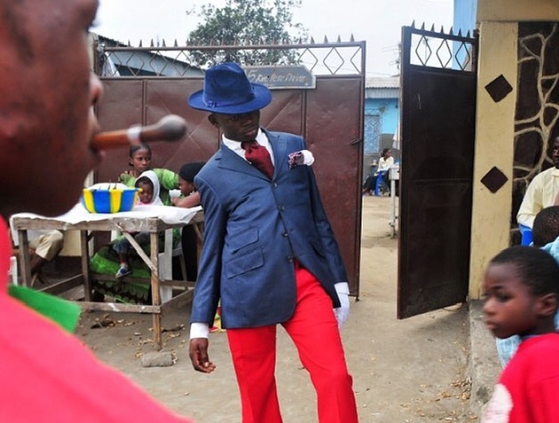 La Sape adalah komunitas pencinta fashion di Kongo. Mereka rela susah makan ketimbang melepas hobi mereka memakai pakaian desainer ternama Eropa.