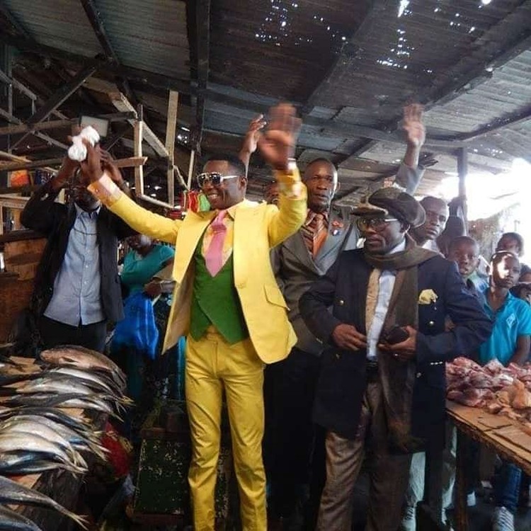 Komunitas La Sape La Sape adalah komunitas pencinta fashion di Kongo. Mereka rela susah makan ketimbang melepas hobi mereka memakai pakaian desainer ternama Eropa.