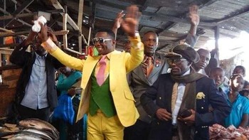 Melansir New York Times, meski angka kesulitan hidup masih terbilang tinggi di sana, harga pakaian mewah La Sapeur (peggiat La Sape) bisa sampai tiga kali lipat pendapatan bulanan mereka. Foto: Instagram @maximepivot