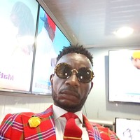 La Sape adalah komunitas pencinta fashion di Kongo. Mereka rela susah makan ketimbang melepas hobi mereka memakai pakaian desainer ternama Eropa.