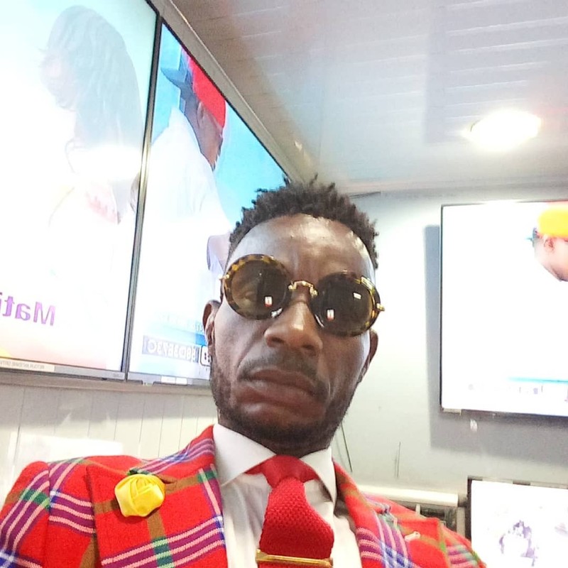 La Sape adalah komunitas pencinta fashion di Kongo. Mereka rela susah makan ketimbang melepas hobi mereka memakai pakaian desainer ternama Eropa.