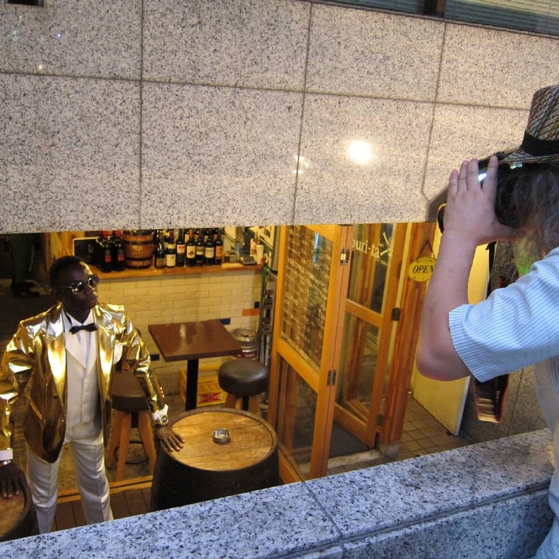 La Sape adalah komunitas pencinta fashion di Kongo. Mereka rela susah makan ketimbang melepas hobi mereka memakai pakaian desainer ternama Eropa.