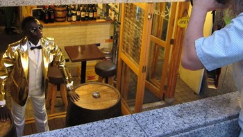 Meski begitu, kaum La Sape sangat anti dengan barang KW atau tiruan. Foto: Instagram @maximepivot