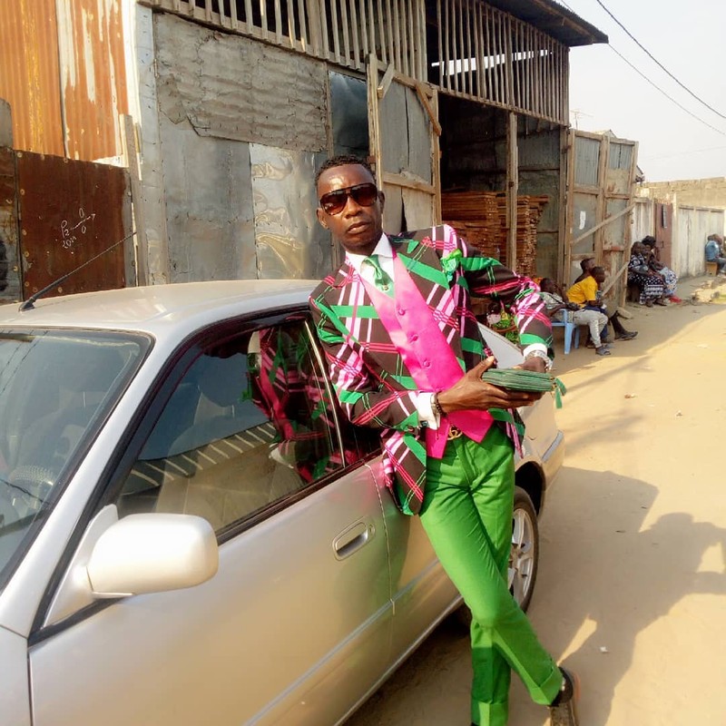 La Sape adalah komunitas pencinta fashion di Kongo. Mereka rela susah makan ketimbang melepas hobi mereka memakai pakaian desainer ternama Eropa.