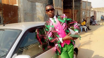 La Sape adalah singkatan dari Société des ambianceurs et des personnes elegantes atau Society of Atmosphere-setters and Elegant People. Komunitas ini berpusat di Kongo, Afrika. Foto: Instagram @maximepivot