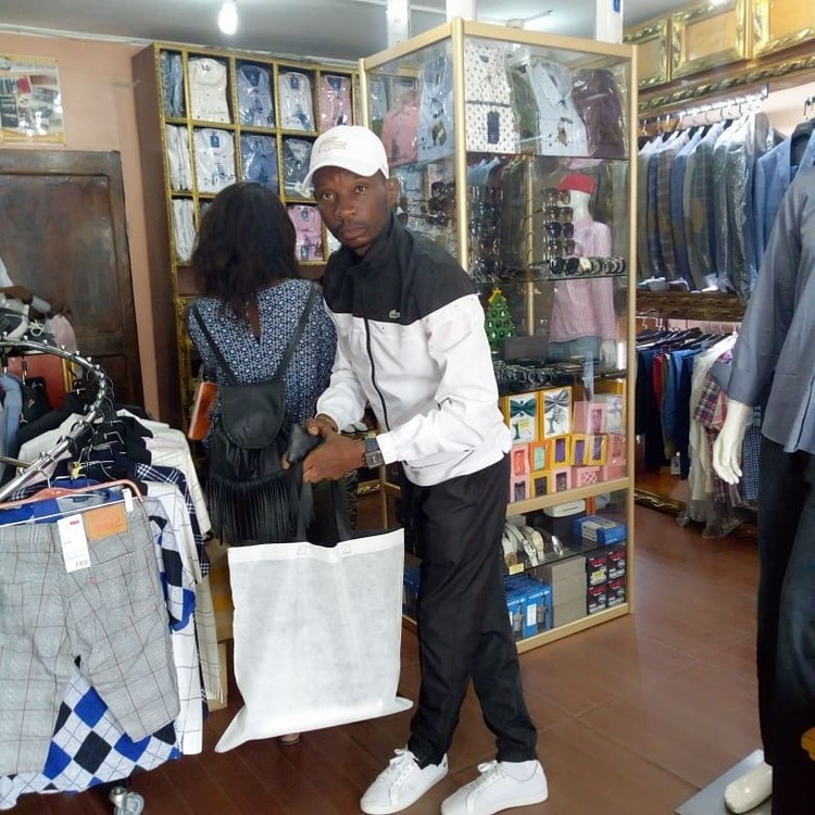 Komunitas La Sape La Sape adalah komunitas pencinta fashion di Kongo. Mereka rela susah makan ketimbang melepas hobi mereka memakai pakaian desainer ternama Eropa.