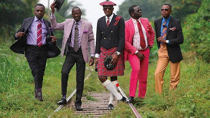 La Sape adalah komunitas pencinta fashion di Kongo. Mereka rela susah makan ketimbang melepas hobi mereka memakai pakaian desainer ternama Eropa.