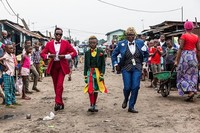 La Sape adalah komunitas pencinta fashion di Kongo. Mereka rela susah makan ketimbang melepas hobi mereka memakai pakaian desainer ternama Eropa.