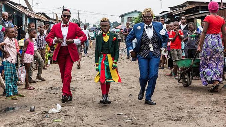 La Sape adalah komunitas pencinta fashion di Kongo. Mereka rela susah makan ketimbang melepas hobi mereka memakai pakaian desainer ternama Eropa.