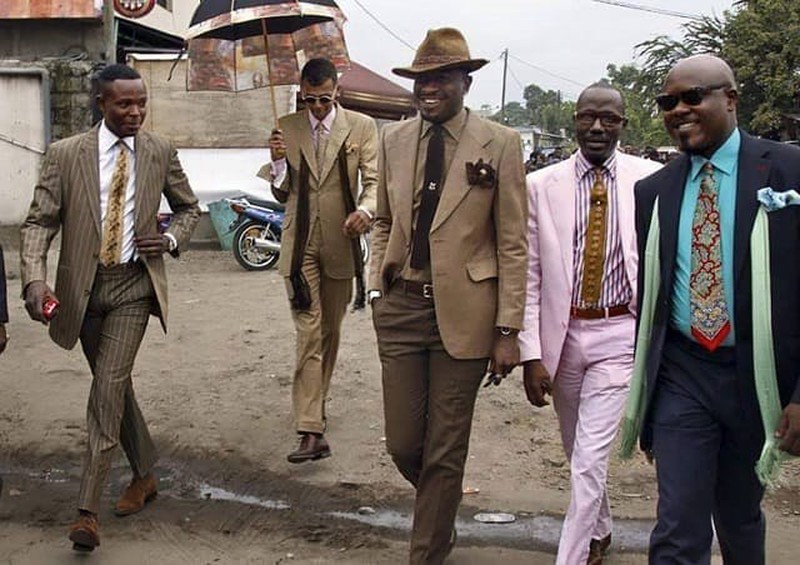 La Sape adalah komunitas pencinta fashion di Kongo. Mereka rela susah makan ketimbang melepas hobi mereka memakai pakaian desainer ternama Eropa.