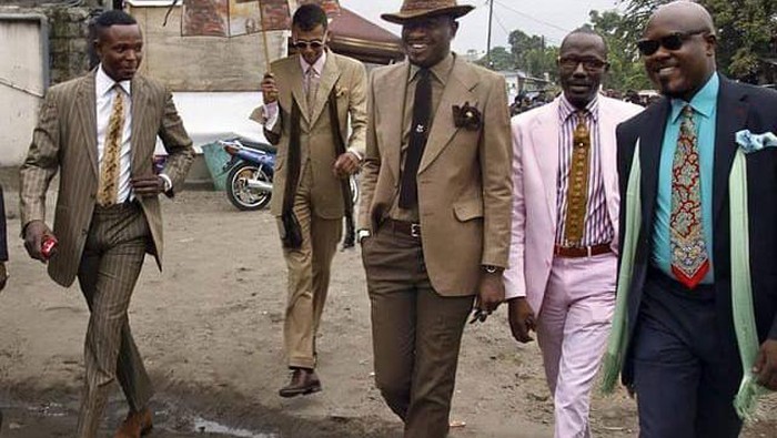 Komunitas La Sape La Sape adalah komunitas pencinta fashion di Kongo. Mereka rela susah makan ketimbang melepas hobi mereka memakai pakaian desainer ternama Eropa.