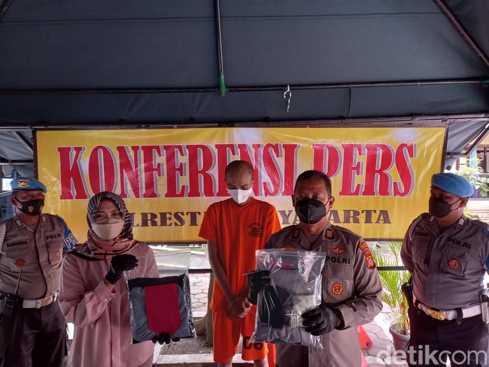 Konferensi pers kasus perkosaan anak di bawah umur di Mapolresta, Jumat (8/4/2022).
