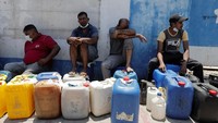 Harga bensin dan solar naik hampir dua kali lipat dalam sebulan. Harga gas yang biasa digunakan warga di perkotaan untuk memasak naik tiga kali lipat tahun ini. Hal itu memaksa banyak kelompok masyarakat beralih ke minyak tanah.