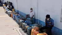 Sri Lanka menghadapi krisis ekonomi terburuk dalam sejarah dengan krisis mata uang asing akut yang menyebabkan kekurangan bahan pokok, seperti obat-obatan, makanan, bahan bakar, gas memasak, dan pemadaman listrik yang berlangsung berjam-jam.