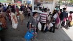 Krisis Mencekik, Warga di Sri Lanka Antre Berjam-jam Demi Minyak Tanah