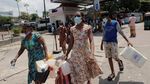 Krisis Mencekik, Warga di Sri Lanka Antre Berjam-jam Demi Minyak Tanah