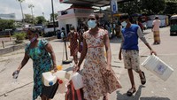 Orang-orang pergi setelah diberitahu oleh pengelola SPBU Ceylon Petroleum Corporation bahwa mereka kehabisan minyak tanah, padahal warga sudah antre berjam-jam lamanya.
