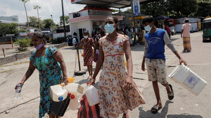 Krisis Ekonomi Mencekik, Warga di Sri Lanka Antre Berjam-jam Demi Minyak Tanah People leave after being informed by the manager of a Ceylon Petroleum Corporation fuel station that they are out of kerosene, amid the country's economic crisis in Colombo, Sri Lanka, April 7, 2022. REUTERS/Dinuka Liyanawatte