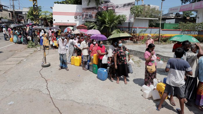 Krisis Ekonomi Mencekik, Warga di Sri Lanka Antre Berjam-jam Demi Minyak Tanah People leave after being informed by the manager of a Ceylon Petroleum Corporation fuel station that they are out of kerosene, amid the country's economic crisis in Colombo, Sri Lanka, April 7, 2022. REUTERS/Dinuka Liyanawatte
