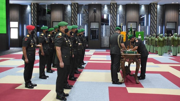 Kepala Staf Angkatan Darat (KSAD) Jenderal Dudung Abdurachman memimpin serah terima jabatan (sertijab) sejumlah petinggi TNI AD. Brigjen TNI Iwan Setiawan resmi menjabat sebagai Danjen Kopassus.