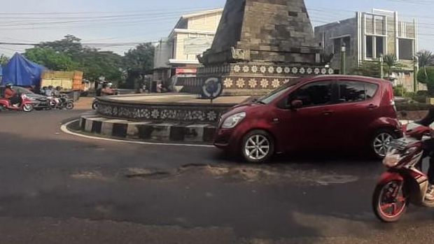 Kendaraan melintasi lubang yang ada  di Jl Ir Soekarno Sukoharjo.