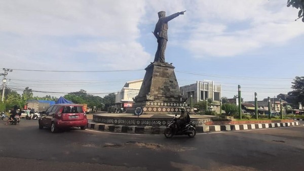 Awas! Ada Lubang Besar di Jalan Ir Soekarno Solo Baru
