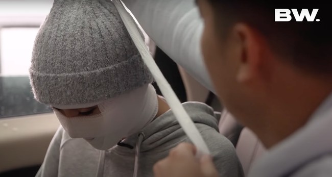 Usai berhasil membuat publik penasaran akan wajah barunya, akhirnya Lucinta Luna pun mengungkapkannya melalui sebuah video YouTube di channel milik Boy William. Dalam video tersebut Lucinta untuk pertama kalinya memperlihatkan ke publik wajah barunya usai operasi ganti kepala. Foto: YouTube/BW