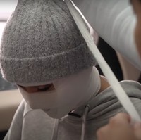 Usai berhasil membuat publik penasaran akan wajah barunya, akhirnya Lucinta Luna pun mengungkapkannya melalui sebuah video YouTube di channel milik Boy William. Dalam video tersebut Lucinta untuk pertama kalinya memperlihatkan ke publik wajah barunya usai operasi ganti kepala. Foto: YouTube/BW