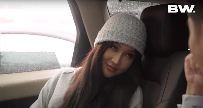 Dalam videonya bersama Boy William Lucinta mengaku bahwa dirinya telah menghabiskan lebih dari 100 ribu won untuk operasi demi bisa mirip dengan tokoh idolanya, Lisa BLACKPINK. Selain itu Lucinta juga mengatakan bahwa dirinya menjadi artis Indonesia pertama yang menjalani operasi ganti kepala di Korea. Foto: YouTube/BW