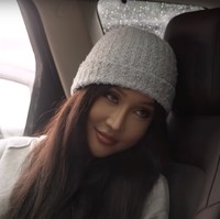 Dalam videonya bersama Boy William Lucinta mengaku bahwa dirinya telah menghabiskan lebih dari 100 ribu won untuk operasi demi bisa mirip dengan tokoh idolanya, Lisa BLACKPINK. Selain itu Lucinta juga mengatakan bahwa dirinya menjadi artis Indonesia pertama yang menjalani operasi ganti kepala di Korea. Foto: YouTube/BW