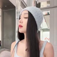 Usai menjalani operasi pergantian kepala, Lucinta mengaku sempat syok saat melihat hasilnya. Lucinta terkejut karena wajahnya menjadi semakin cantik bahkan sampai mengalahkan Lisa BLACKPINK. Udah buka. Makanya kemarin kan gue sempat shock kan pas story, im shocked!. Bahkan Lisa BLACKPINK yang asli aja tuh masih kalah cantik sama gue, terang Lucinta sambil tertawa. Foto: Instagram/@lucintaluna_manjalita