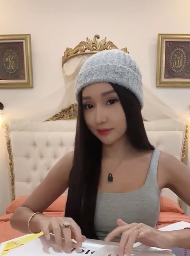 Lucinta bahkan sudah menyiapkan nama baru untuk dirinya kelak. Ia menyebut bahwa kemungkinan akan menggunakan nama Luna Lisa sebagai gabungan dari Lucinta Luna dan Lisa BLACKPINK. Foto: Instagram/@lucintaluna_manjalita