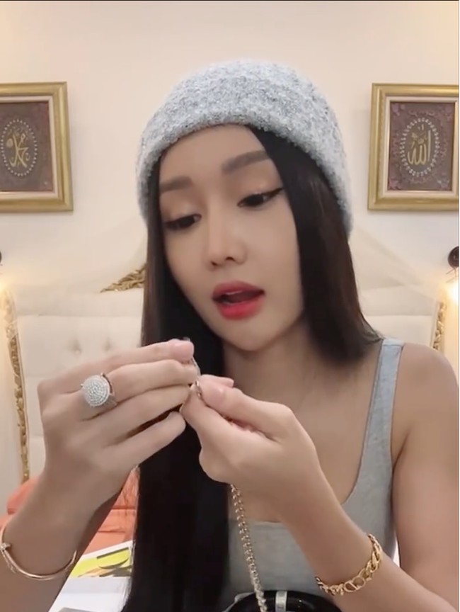 Sambil mengenakan tanktop berwarna abu-abuu dan topi beanie berwarna senada, begini wajah baru Lucinta Luna usai operasi ganti kepala. Kalau menurutmu, jadi mirip Lisa BLACKPINK nggak nih? Foto: Instagram/@lucintaluna_manjalita