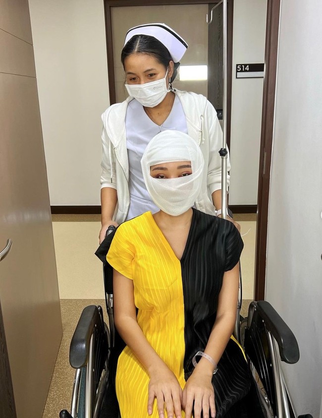 Lucinta Luna belakangan kembali mencuri atensi karena mengabarkan bahwa dirinya telah melakukan operasi ganti kepala di Korea. Melalui akun Instagramnya, Lucinta pun membagikan foto-fotonya usai menjalani operasi tersebut. Foto: Instagram/@lucintaluna_manjalita