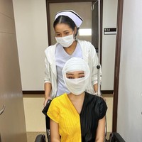 Lucinta Luna belakangan kembali mencuri atensi karena mengabarkan bahwa dirinya telah melakukan operasi ganti kepala di Korea. Melalui akun Instagramnya, Lucinta pun membagikan foto-fotonya usai menjalani operasi tersebut. Foto: Instagram/@lucintaluna_manjalita