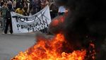 Mahasiswa Makassar Bakar Ban Tolak Presiden 3 Periode
