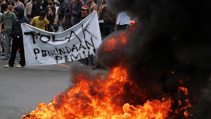 Mahasiswa berorasi saat berunjuk rasa di depan kampus Universitas Muhammadiyah (Unismuh) di Makassar, Sulawesi Selatan, Jumat (8/4/2022). Pengunjuk rasa menolak rencana penundaan Pemilu 2024 serta wacana perpanjangan masa jabatan presiden menjadi tiga periode. ANTARA FOTO/Arnas Padda/wsj.