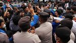 Mahasiswa Makassar Bakar Ban Tolak Presiden 3 Periode