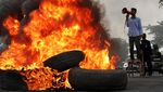 Mahasiswa Makassar Bakar Ban Tolak Presiden 3 Periode