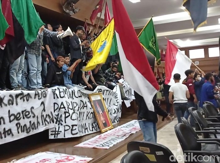 Mahasiswa duduki ruang Paripurna DPRD Tasikmalaya.