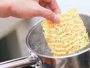 Masak Mie Instan Pakai Air Galon, Netizen Sebut Khusus Orang Kaya Saja