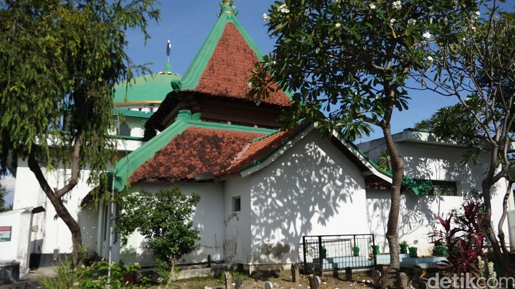 Sepintas, Masjid Tiban Babussalam tampak seperti masjid pada umumnya. Namun jika dilihat lebih dekat, masjid ini terdiri dari dua bangunan.