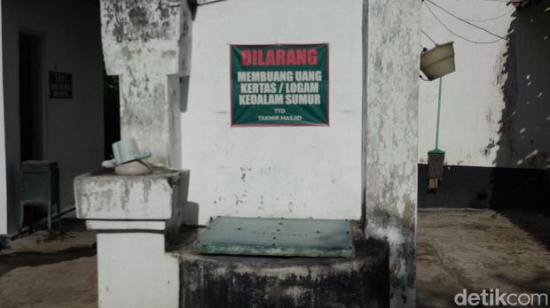 Sepintas, Masjid Tiban Babussalam tampak seperti masjid pada umumnya. Namun jika dilihat lebih dekat, masjid ini terdiri dari dua bangunan.